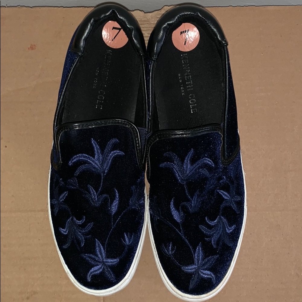 Kenneth Cole blue velvet size 7